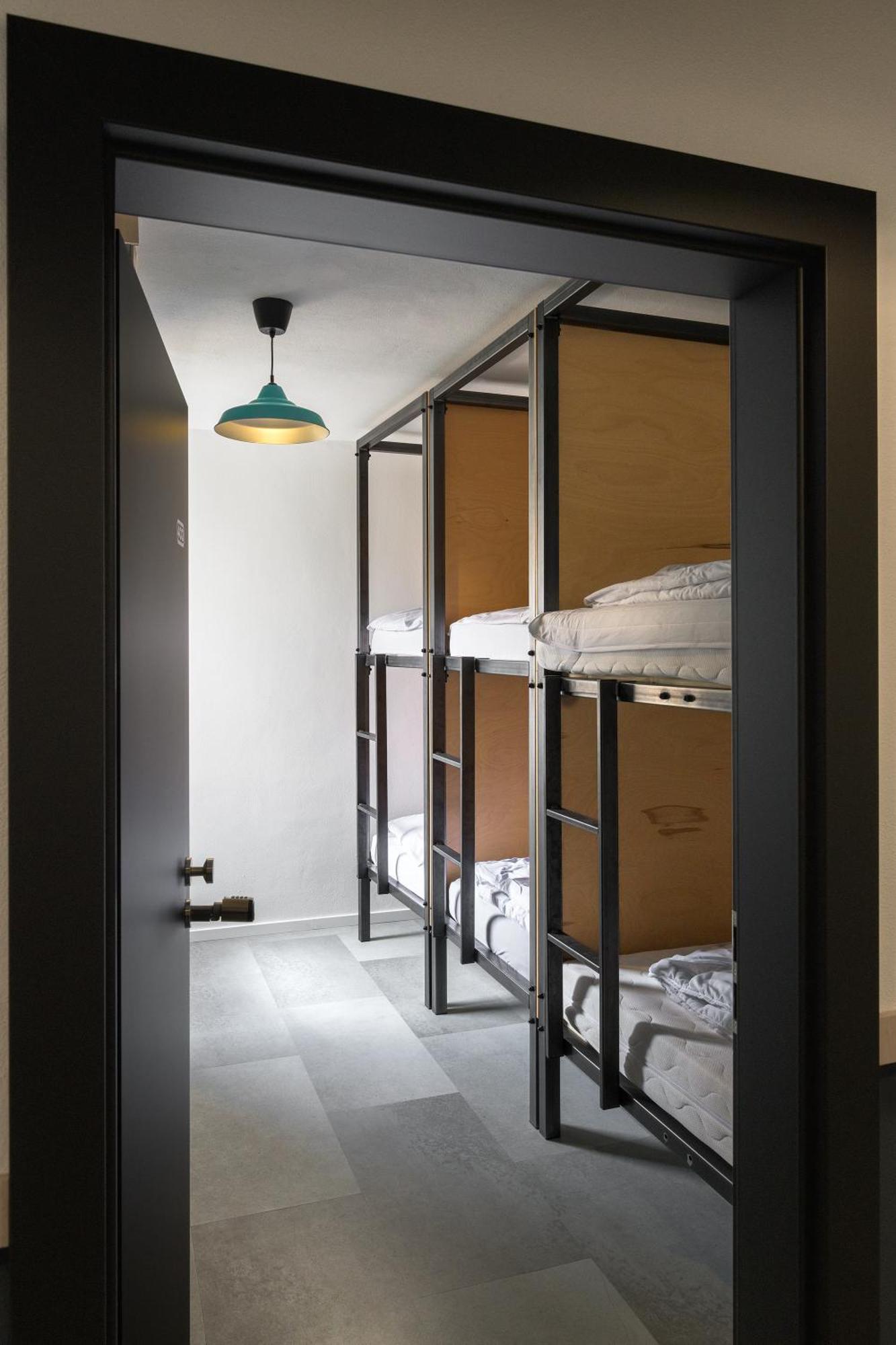 Izy Stay Hostel Bratislava Esterno foto