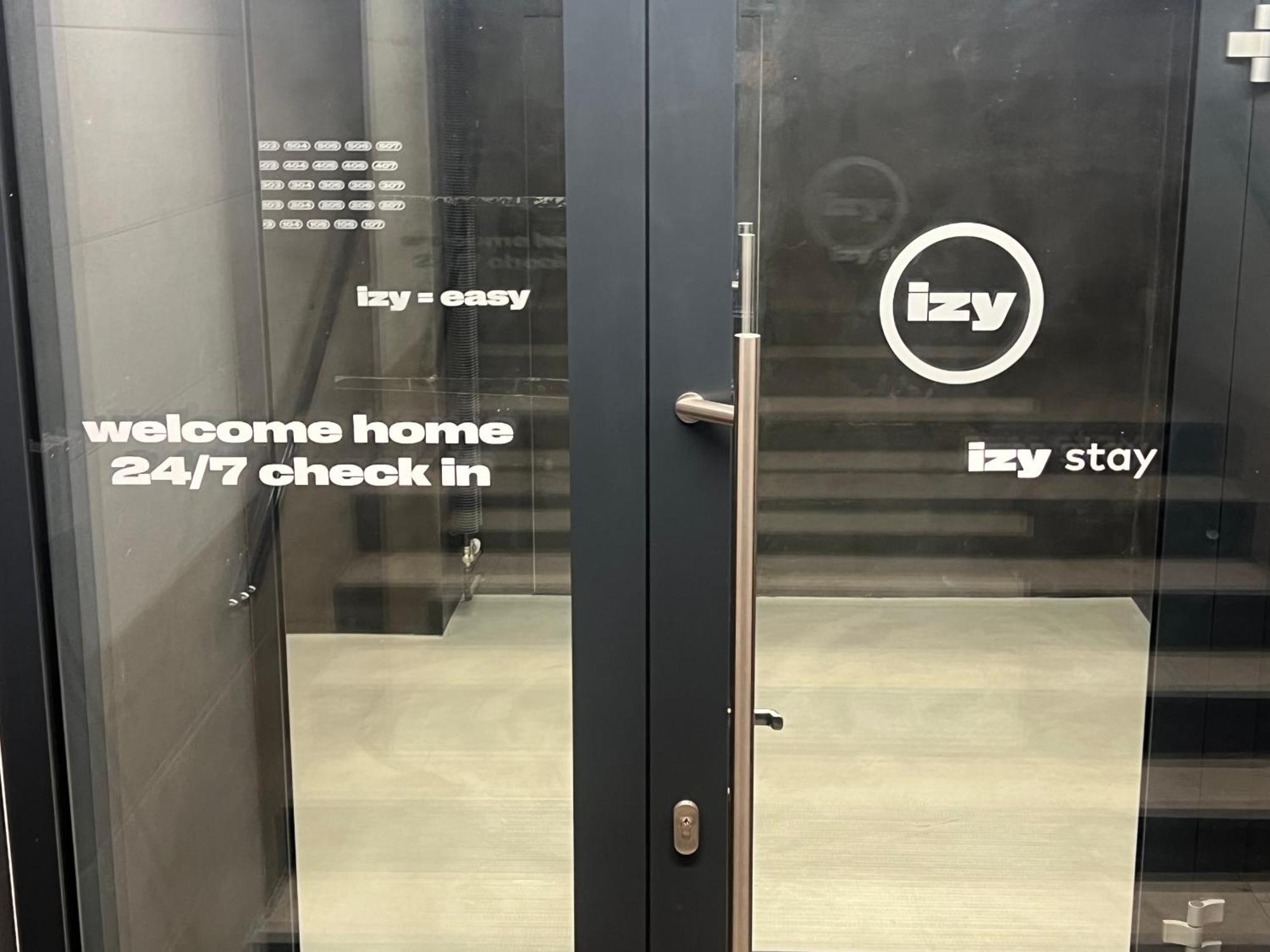 Izy Stay Hostel Bratislava Esterno foto
