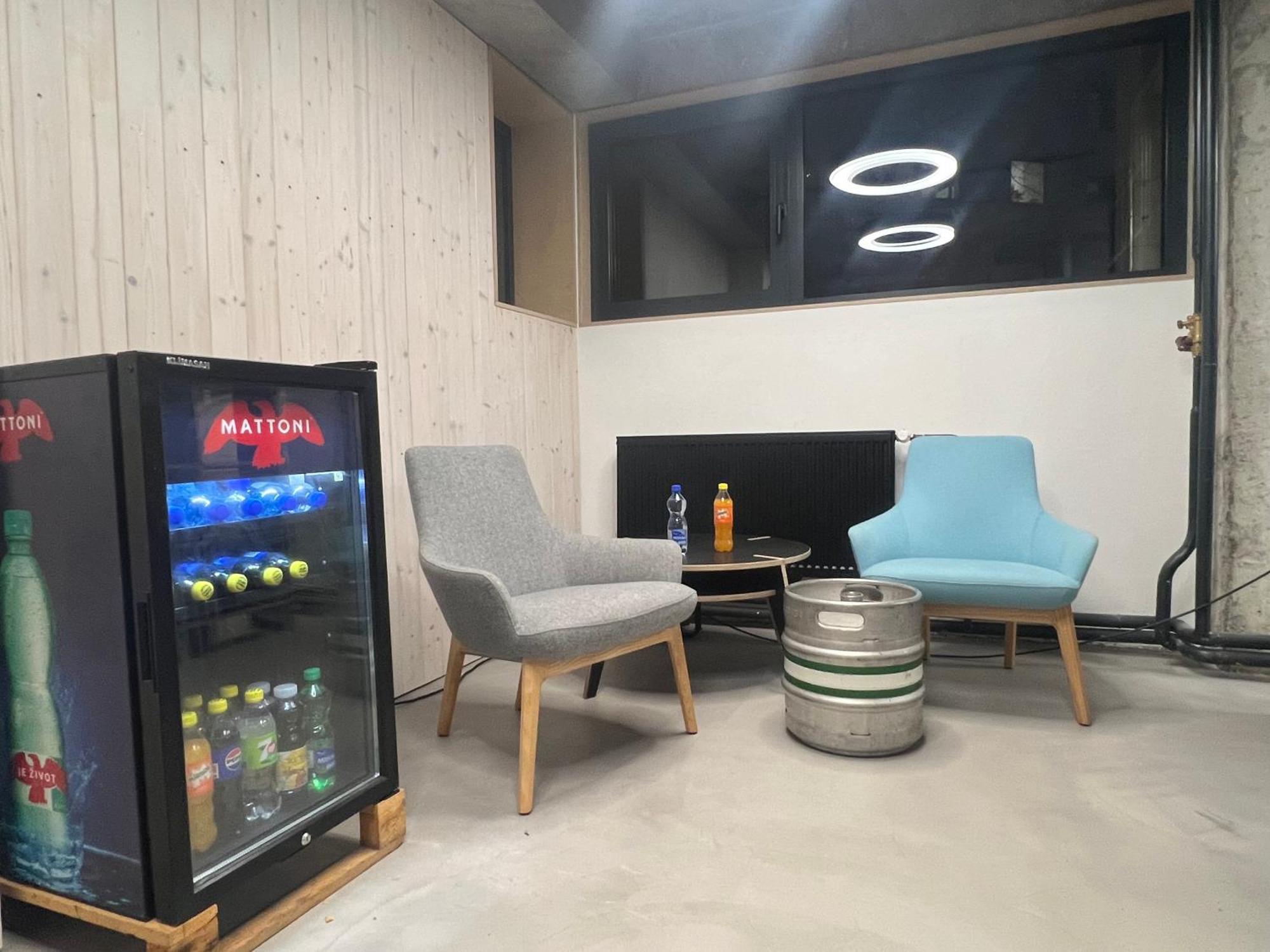 Izy Stay Hostel Bratislava Esterno foto