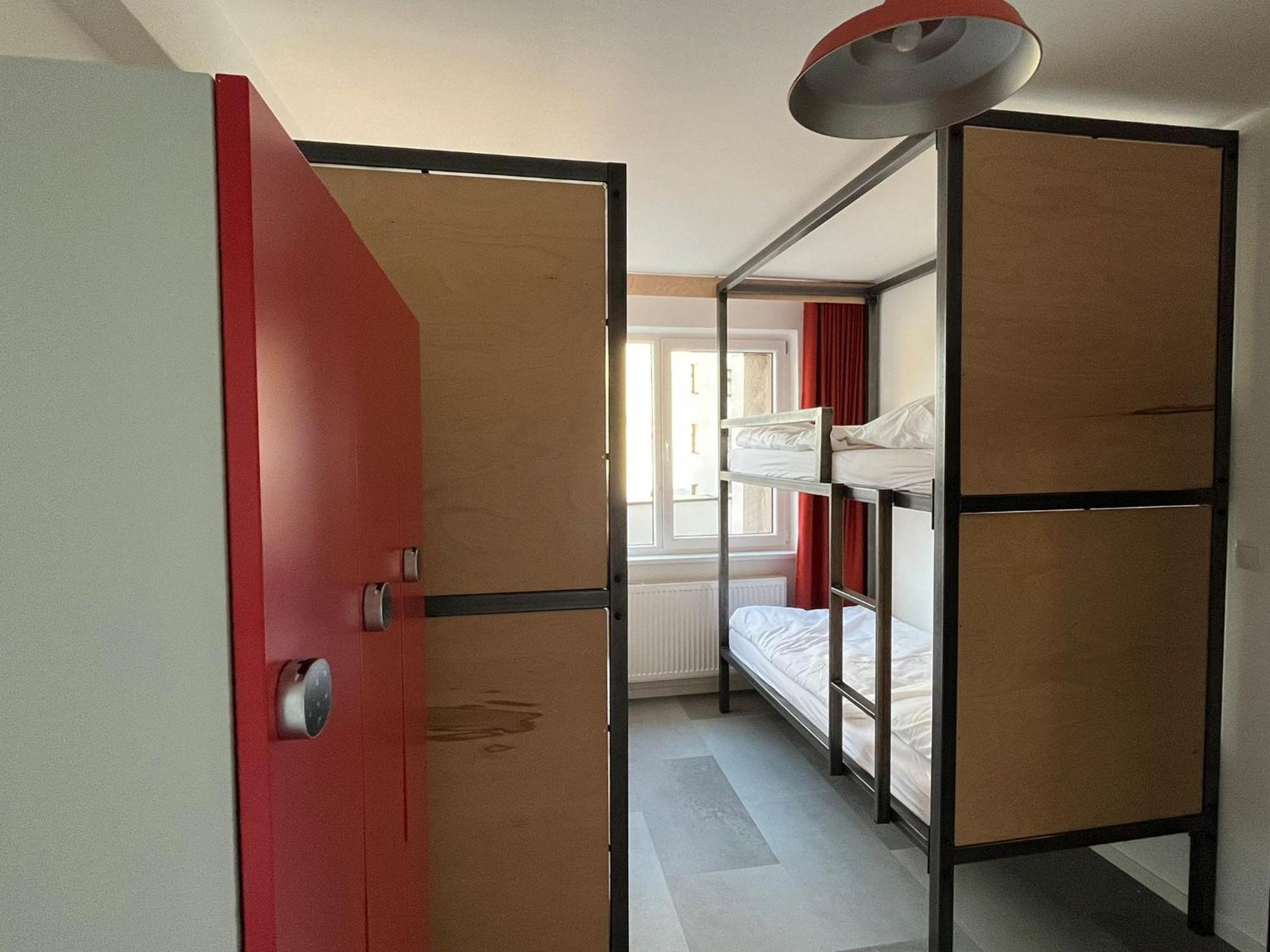 Izy Stay Hostel Bratislava Esterno foto