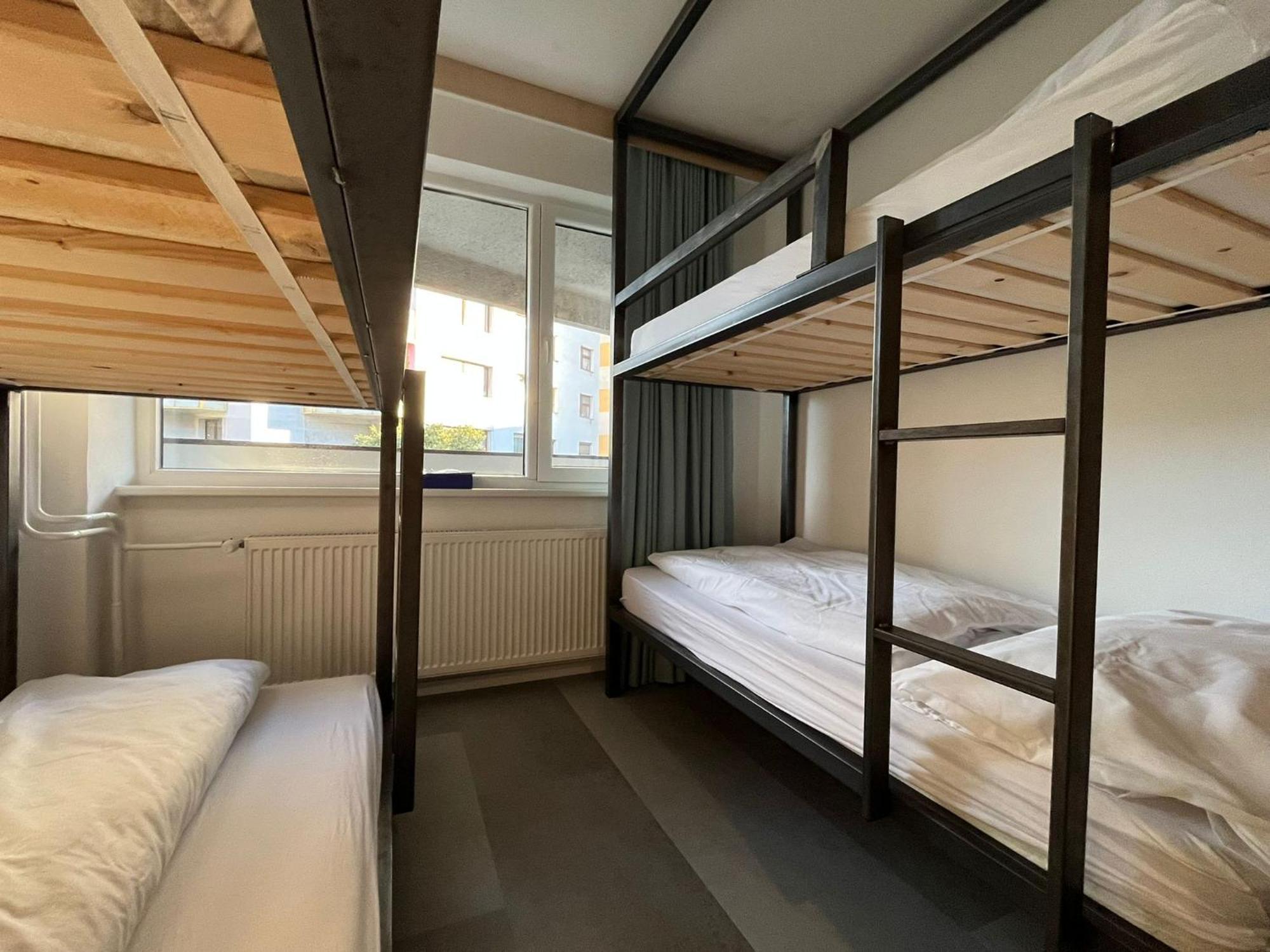 Izy Stay Hostel Bratislava Esterno foto