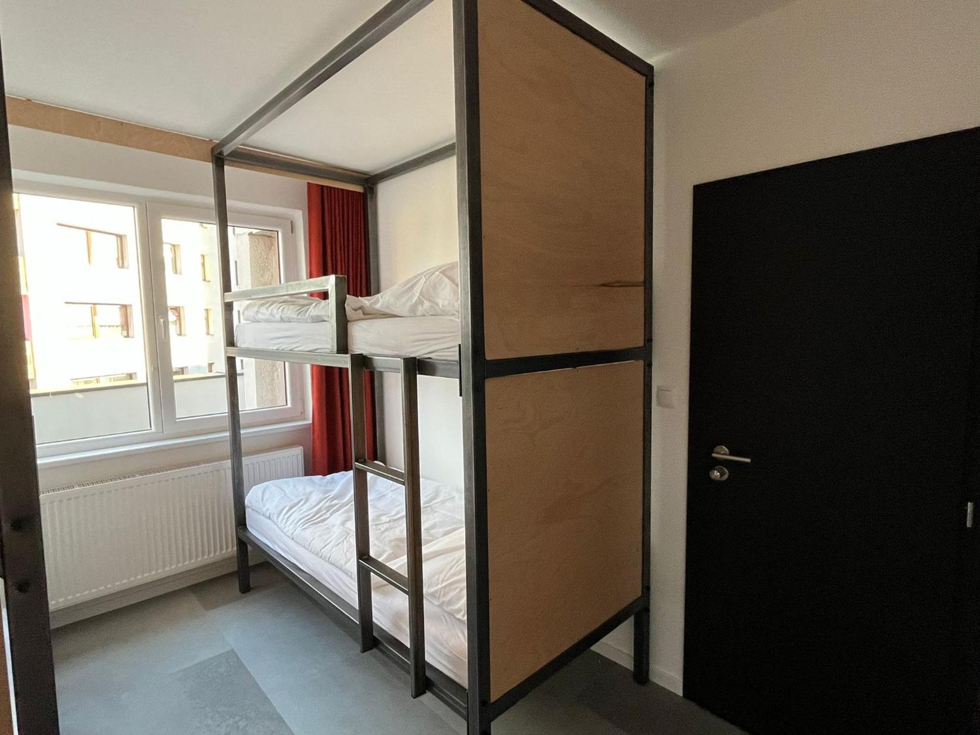Izy Stay Hostel Bratislava Esterno foto