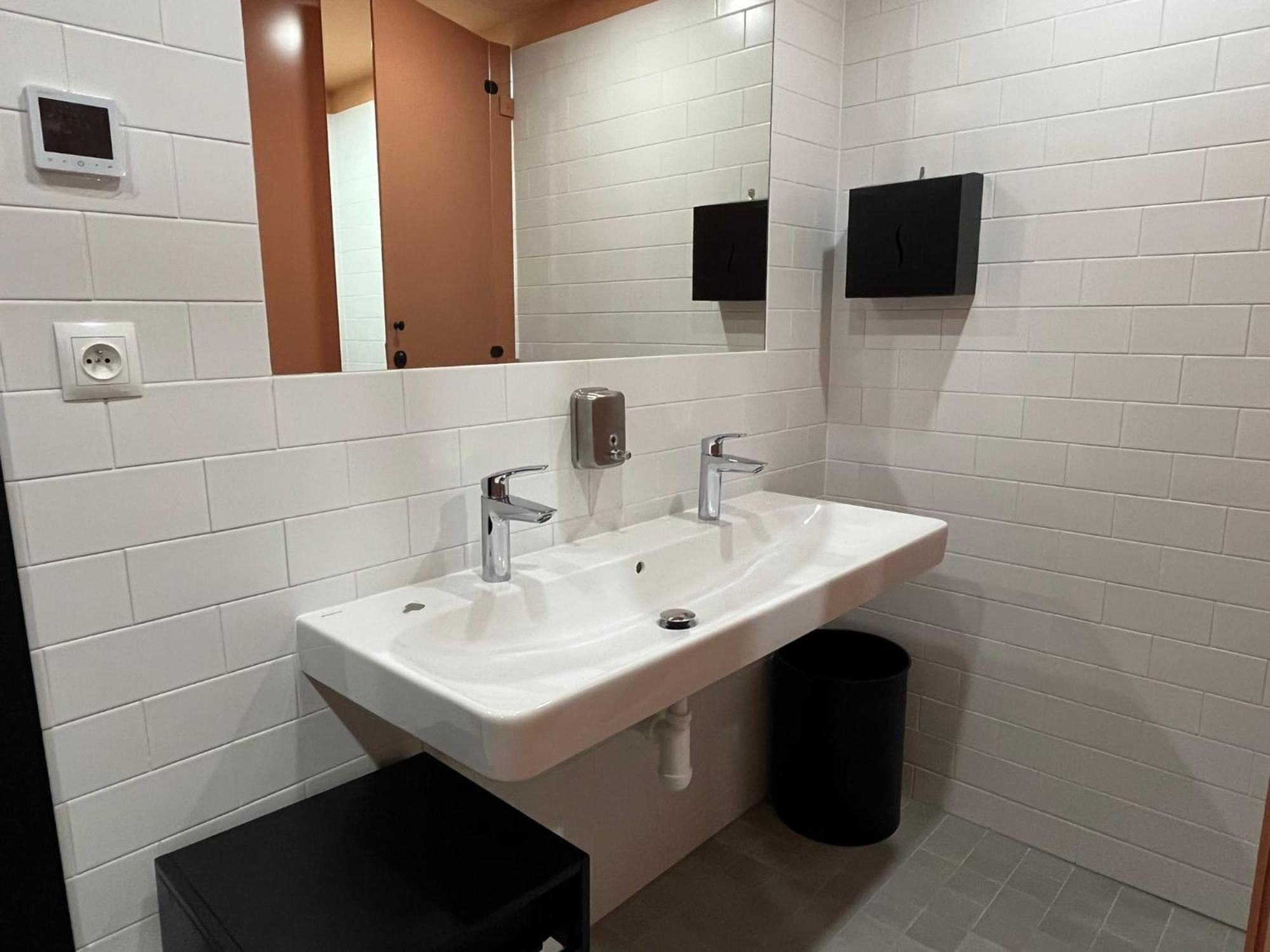 Izy Stay Hostel Bratislava Esterno foto