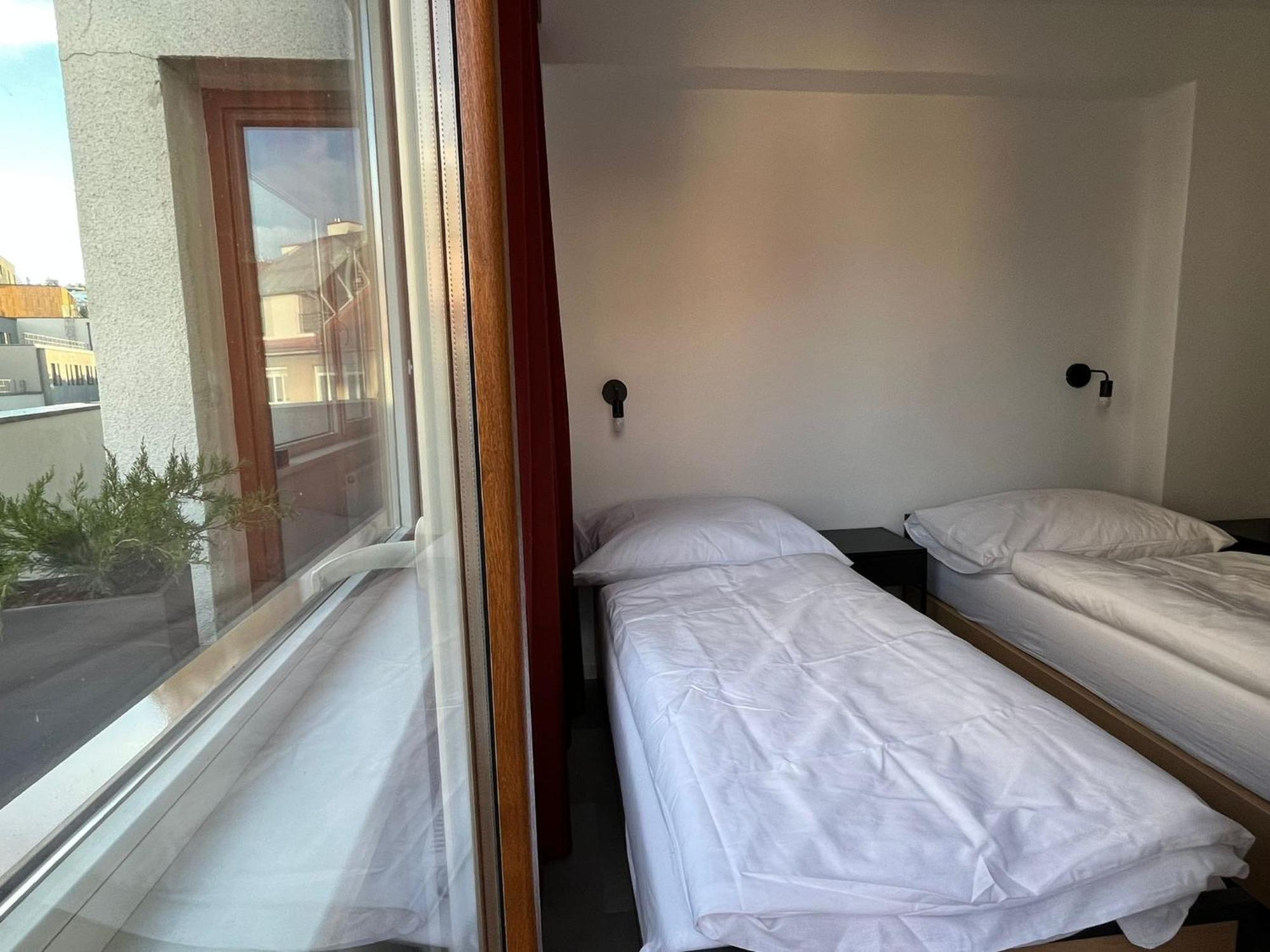 Izy Stay Hostel Bratislava Esterno foto