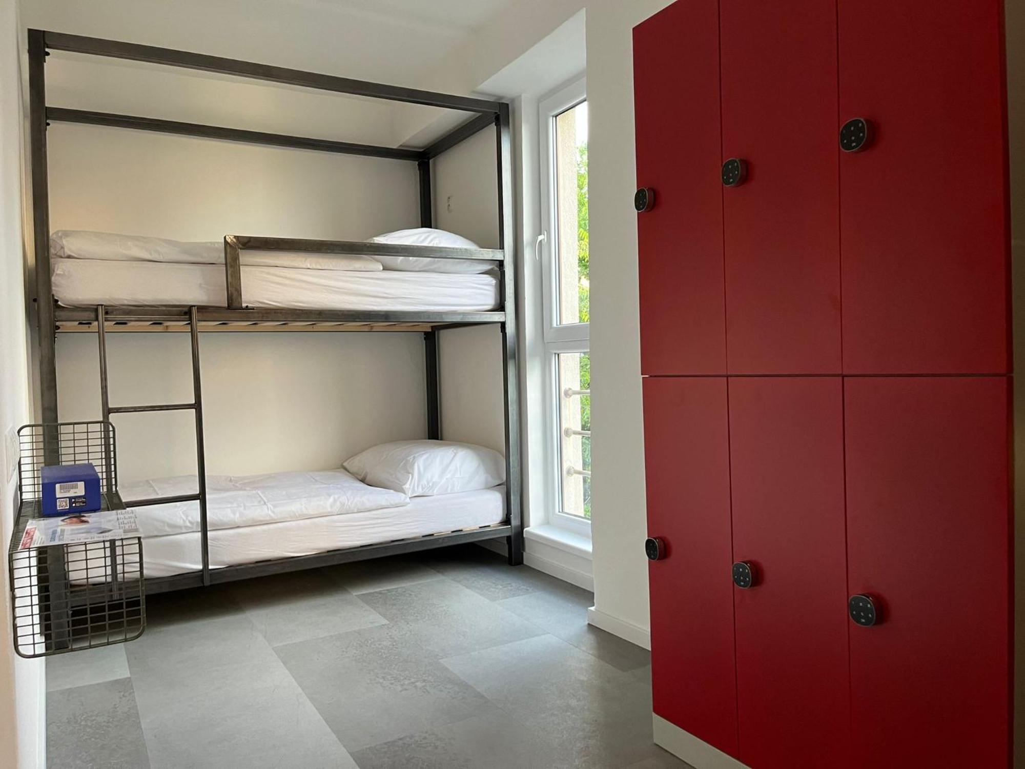 Izy Stay Hostel Bratislava Esterno foto