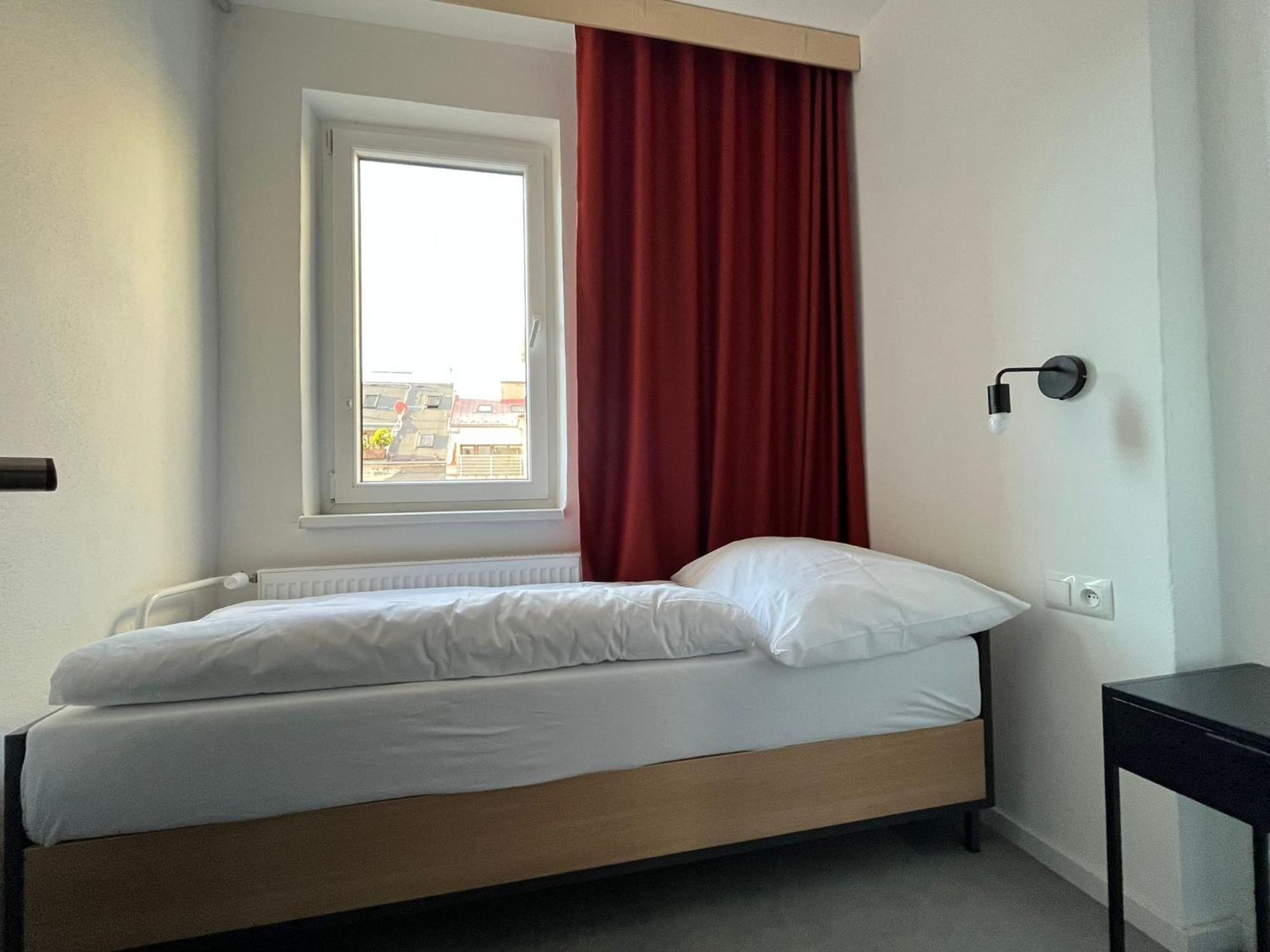 Izy Stay Hostel Bratislava Esterno foto