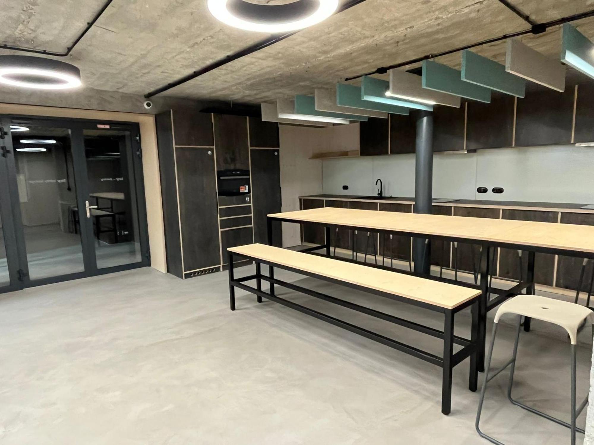 Izy Stay Hostel Bratislava Esterno foto