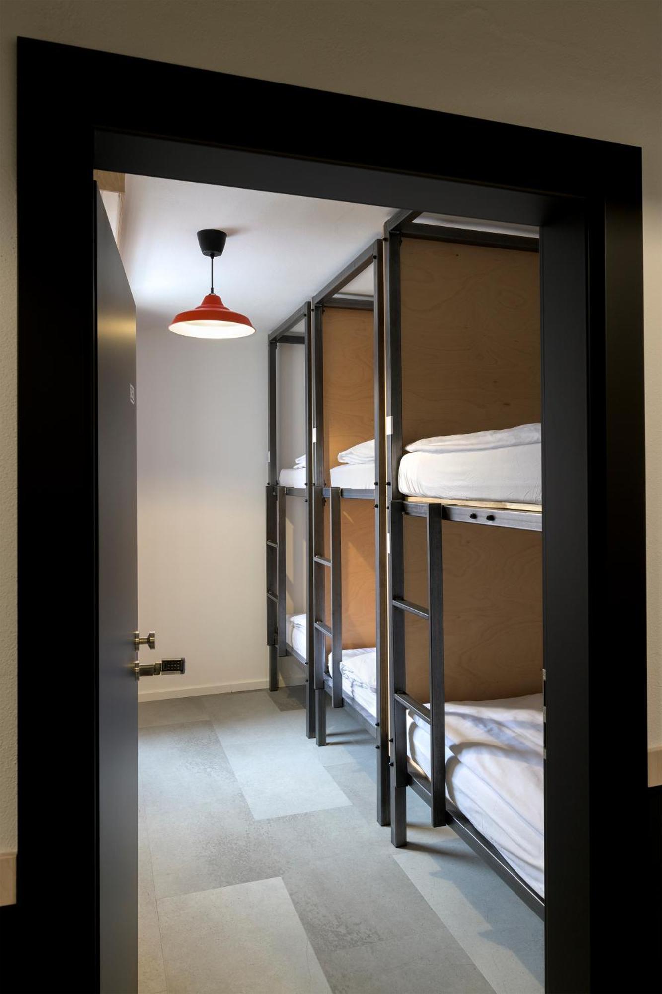 Izy Stay Hostel Bratislava Esterno foto
