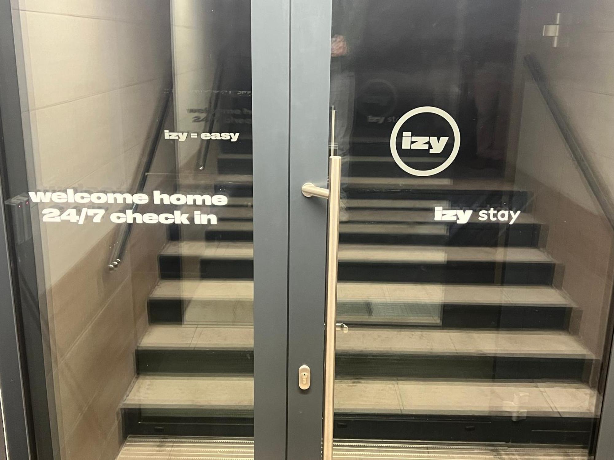 Izy Stay Hostel Bratislava Esterno foto